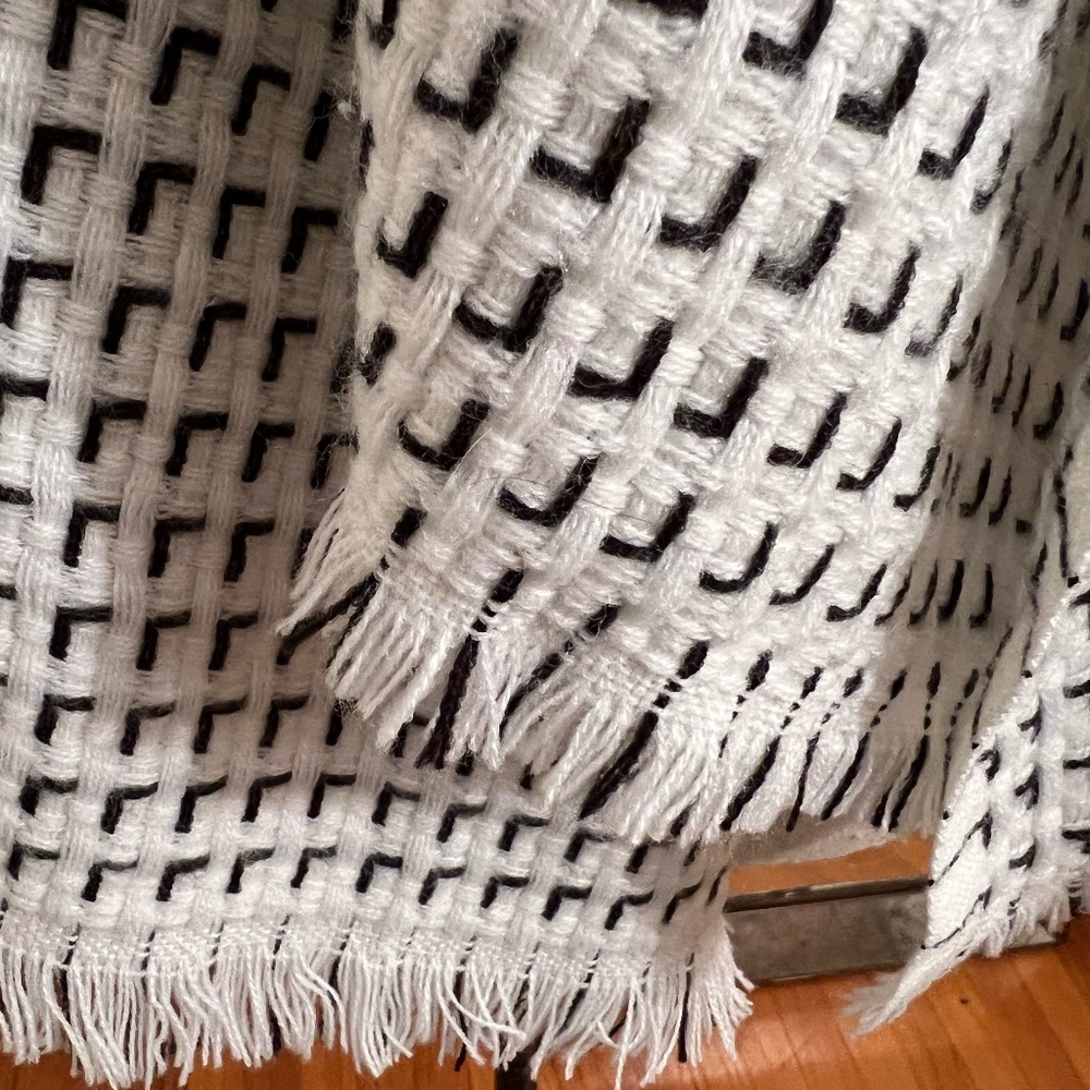 Black and White Oblong Scarf Excellent Condition - Picture 4 of 5